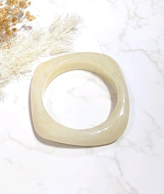 Bracelet jonc rigide en résine beige