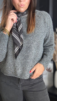Pull gris avec foulard MIKE