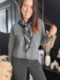 Pull gris avec foulard MIKE