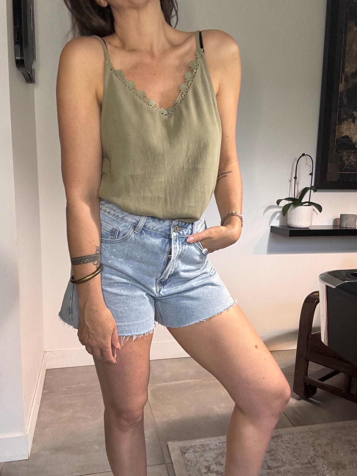 Top NOA vert kaki détail dentelle