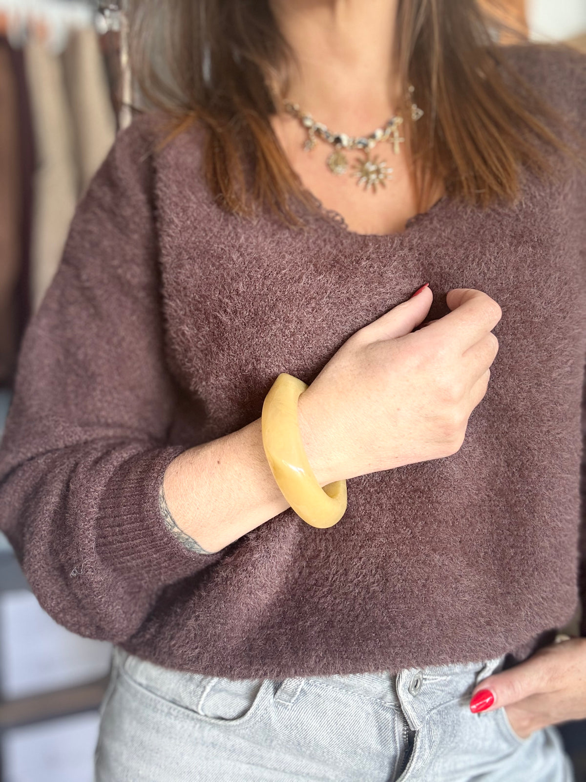 Bracelet jonc rigide en résine ocre