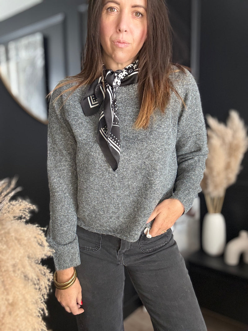 Pull gris avec foulard MIKE