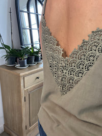 Top NOA vert kaki détail dentelle