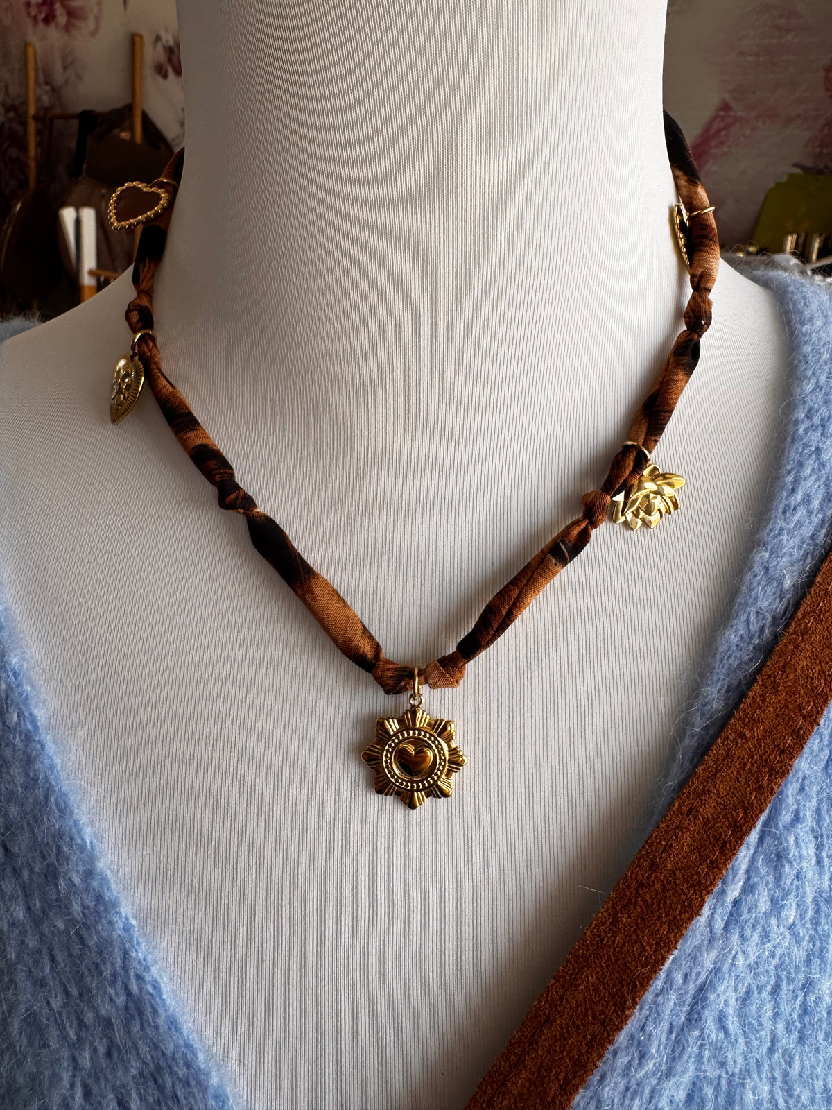 Collier LÉO breloque doré
